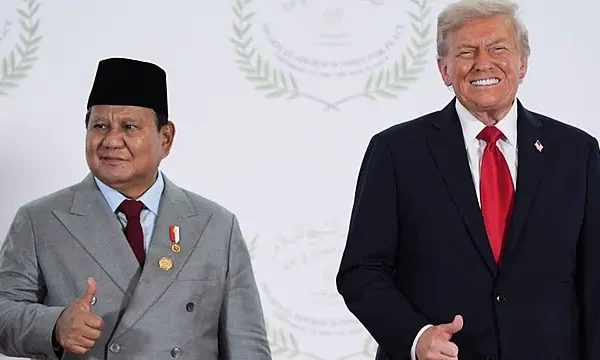 Presiden Indonesia meminta Trump untuk bertemu dengan putranya, Eric, dalam momen 'hot mic'.
