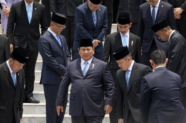 Presiden baru Subianto melantik kabinet terbesar di Indonesia sejak 1966, dengan 109 anggota
