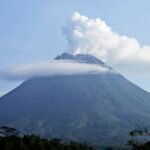 Ratusan orang dievakuasi setelah Gunung Merapi di Indonesia memuntahkan awan panas.