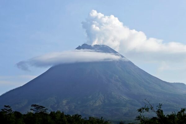 Ratusan orang dievakuasi setelah Gunung Merapi di Indonesia memuntahkan awan panas.