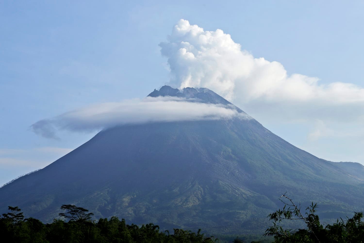 Ratusan orang dievakuasi setelah Gunung Merapi di Indonesia memuntahkan awan panas.