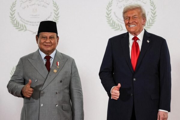 Trump kedengaran di 'mikrofon terbuka' sepertinya sedang membicarakan urusan bisnis dengan pemimpin Indonesia.