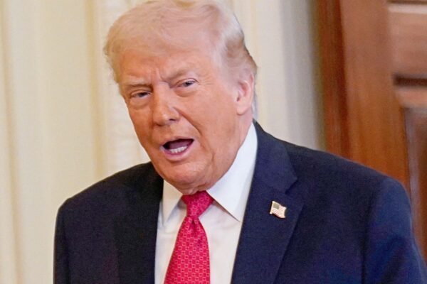 Trump terbaru: Starmer mengadakan panggilan singkat dan ramah dengan Trump terkait langkah tarif Greenland.