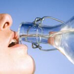 Bangun dengan perut kembung? Seorang ahli bedah dari Inggris menjelaskan apakah Anda sebaiknya minum air panas atau air dingin untuk merangsang pergerakan usus.