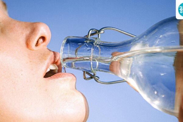 Bangun dengan perut kembung? Seorang ahli bedah dari Inggris menjelaskan apakah Anda sebaiknya minum air panas atau air dingin untuk merangsang pergerakan usus.