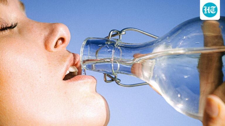 Bangun dengan perut kembung? Seorang ahli bedah dari Inggris menjelaskan apakah Anda sebaiknya minum air panas atau air dingin untuk merangsang pergerakan usus.