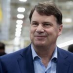 CEO Ford mengatakan bahwa kecerdasan buatan (AI) akan menyebabkan 50 persen pekerjaan kantoran menghilang dalam waktu dekat, dan memperingatkan bahwa pekerja di AS akan terkena dampaknya secara signifikan.