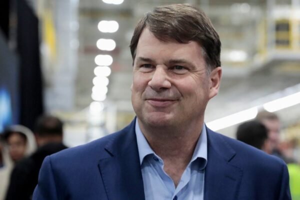 CEO Ford mengatakan bahwa kecerdasan buatan (AI) akan menyebabkan 50 persen pekerjaan kantoran menghilang dalam waktu dekat, dan memperingatkan bahwa pekerja di AS akan terkena dampaknya secara signifikan.