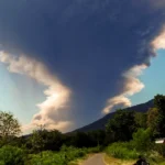 Gunung Lewotobi Laki Laki di Indonesia meletus, memuntahkan abu panas yang membara setinggi 11 mil dan menyebabkan pembatalan penerbangan.