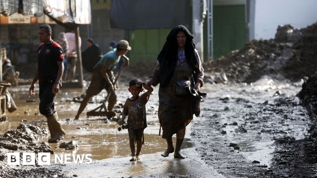 Jumlah korban tewas akibat banjir di Indonesia melebihi 600 orang.
