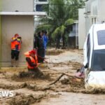 Lebih dari 400 orang tewas akibat banjir di Indonesia, kata pejabat setempat.