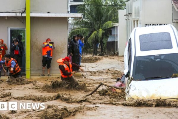 Lebih dari 400 orang tewas akibat banjir di Indonesia, kata pejabat setempat.