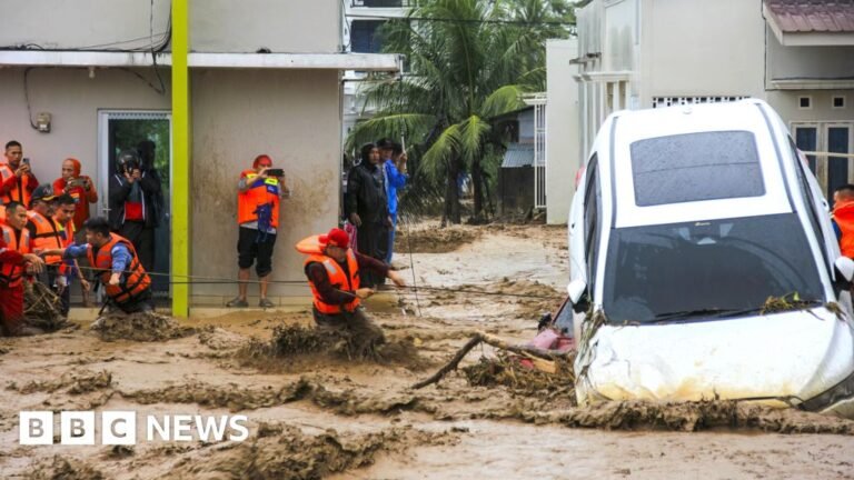 Lebih dari 400 orang tewas akibat banjir di Indonesia, kata pejabat setempat.