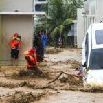 Lebih dari 400 orang tewas akibat banjir di Indonesia, kata pejabat setempat.