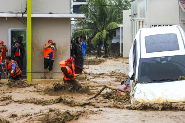 Lebih dari 400 orang tewas akibat banjir di Indonesia, kata pejabat setempat.