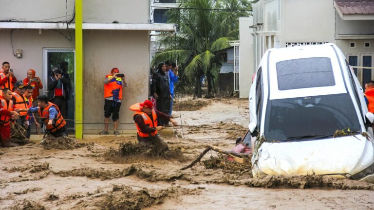 Lebih dari 400 orang tewas akibat banjir di Indonesia, kata pejabat setempat.