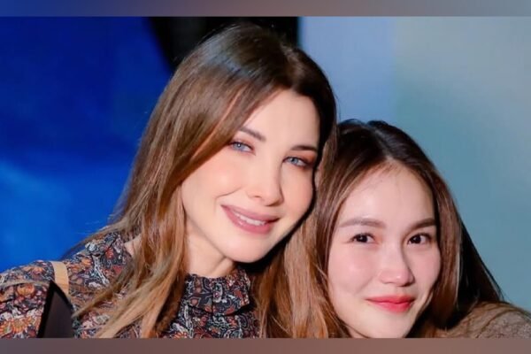 Seorang seniman Indonesia menangis terisak-isak di hadapan Nancy Ajram setelah bertemu dengannya.