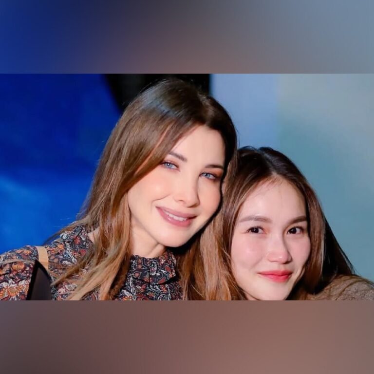 Seorang seniman Indonesia menangis terisak-isak di hadapan Nancy Ajram setelah bertemu dengannya.