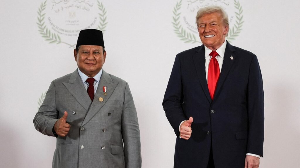 Trump kedengaran di 'mikrofon terbuka' sepertinya sedang membicarakan urusan bisnis dengan pemimpin Indonesia.