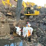 4 orang tewas dalam longsor di tempat pembuangan sampah di Indonesia.