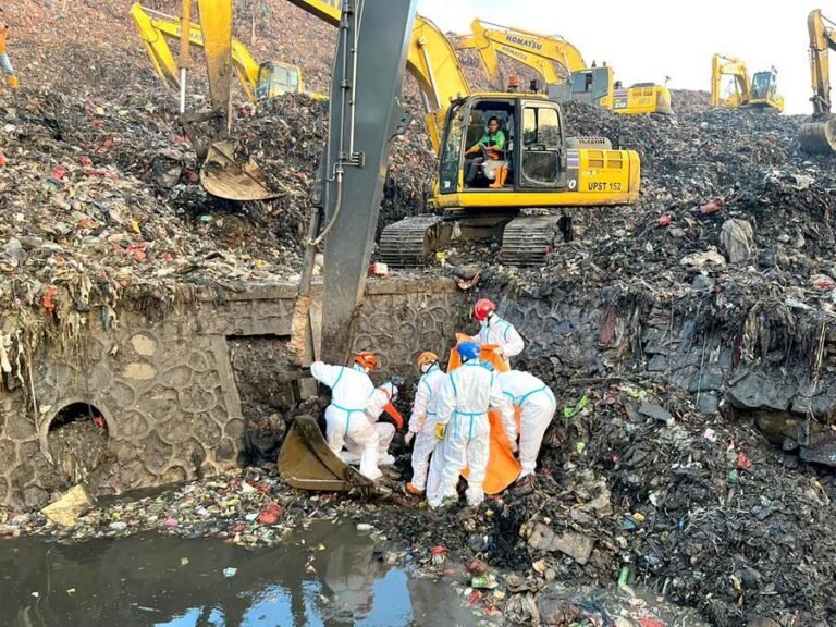 4 orang tewas dalam longsor di tempat pembuangan sampah di Indonesia.