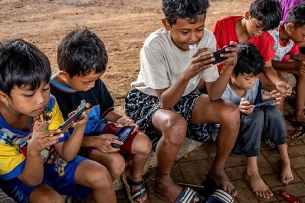 Ancaman eksploitasi anak secara daring mengemuka di tengah rencana pembatasan media sosial di Indonesia