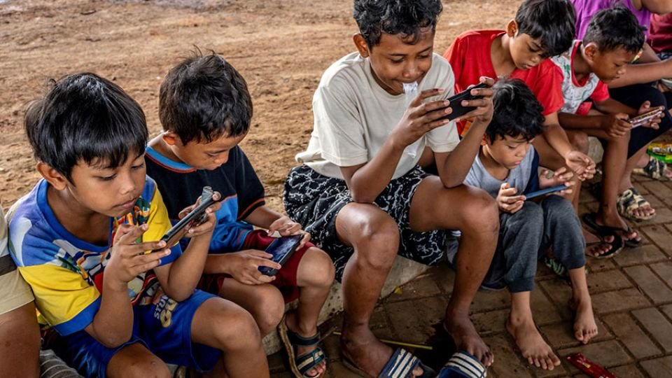 Ancaman eksploitasi anak secara daring mengemuka di tengah rencana pembatasan media sosial di Indonesia