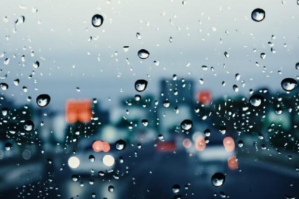 BMKG memprediksi hujan dan badai petir di seluruh Indonesia hari ini.