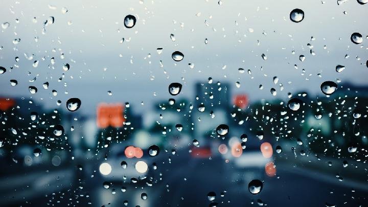 BMKG memprediksi hujan dan badai petir di seluruh Indonesia hari ini.