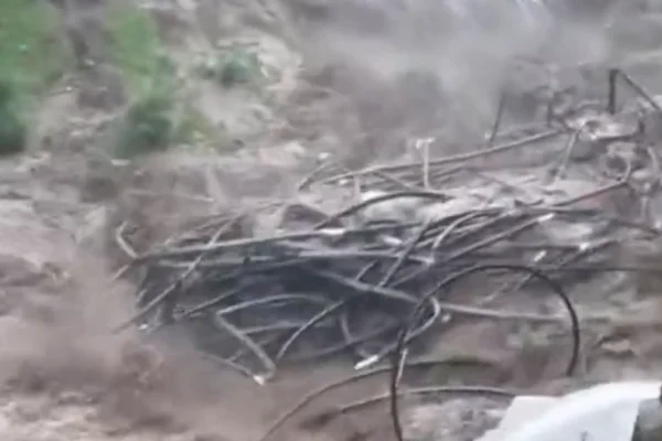 Banjir bandang menyebabkan kerusakan luas di kawasan wisata pemandian air panas Guci, Indonesia