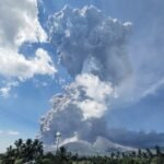 Gunung Lewotobi Laki Laki di Indonesia meletus dan memuntahkan abu panas membara hingga ketinggian bermil-mil