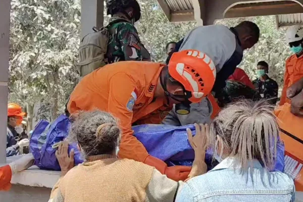 Gunung berapi Lewotobi Laki Laki di Indonesia meletus, menghanguskan rumah-rumah dan menewaskan setidaknya 10 orang di Pulau Flores