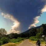 Gunung berapi Lewotobi Laki-laki di Indonesia memuntahkan awan abu tebal saat kembali meletus