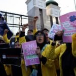 Kekerasan melanda seluruh Indonesia di tengah aksi protes terkait memburuknya kondisi ekonomi