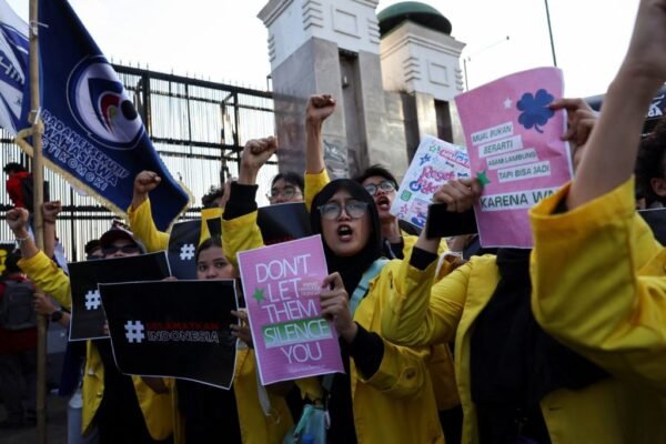 Kekerasan melanda seluruh Indonesia di tengah aksi protes terkait memburuknya kondisi ekonomi