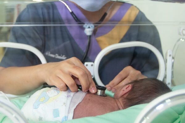 “Keselamatan pasien sejak awal!”: WHO dan UNFPA menyerukan pelayanan kesehatan yang lebih aman bagi setiap bayi baru lahir dan anak di Indonesia