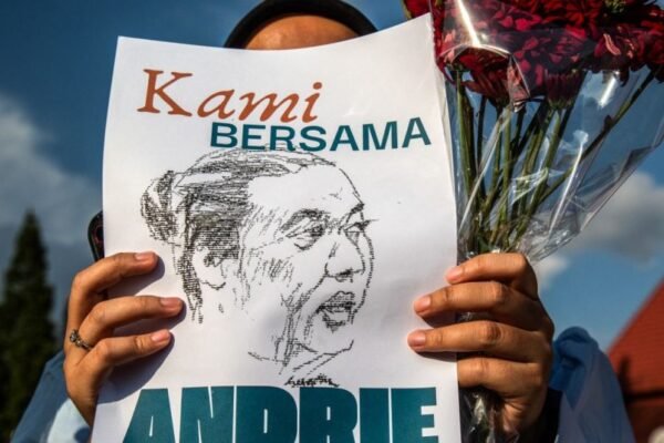 Polisi Indonesia mengumumkan nama-nama tersangka dalam kasus penyerangan dengan cairan asam terhadap seorang aktivis