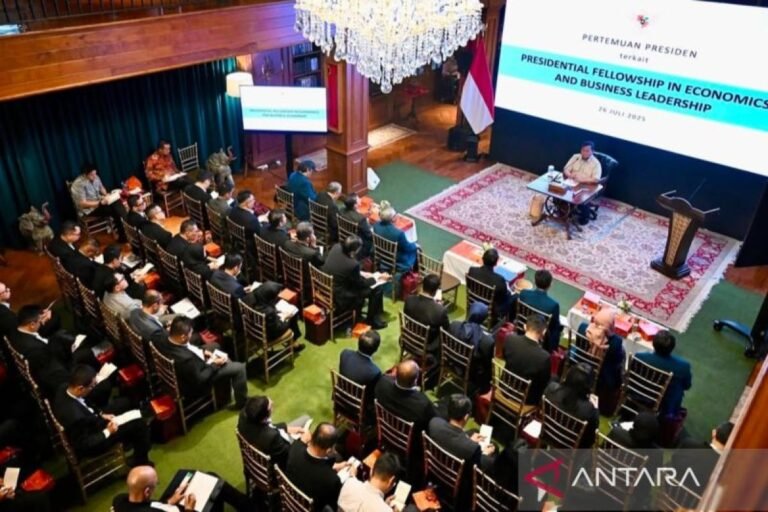 Prabowo mengumpulkan para ahli muda untuk membentuk ekonomi Indonesia.