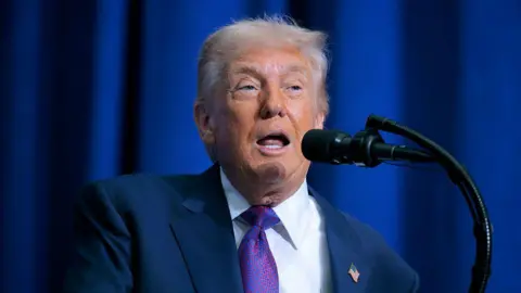 Trump mengatakan dunia punya waktu 10 hari untuk melihat apakah Iran menyetujui kesepakatan itu atau 'hal-hal buruk akan terjadi'