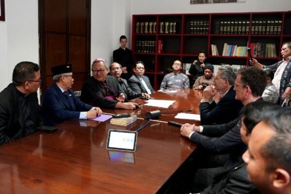 Bahasa Indonesia menjadi bahasa resmi ke-57 di Vatican News