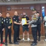 Bos kejahatan asal Skotlandia, Steven Lyons, dibawa berkeliling oleh polisi Indonesia