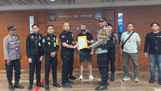 Bos kejahatan asal Skotlandia, Steven Lyons, dibawa berkeliling oleh polisi Indonesia