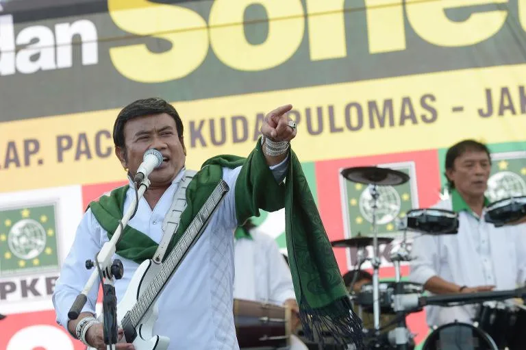 'Elvis' Indonesia memimpin gelombang selebriti dalam pemilu