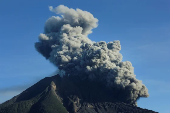 Gunung Sinabung di Indonesia kembali memuntahkan semburan abu panas