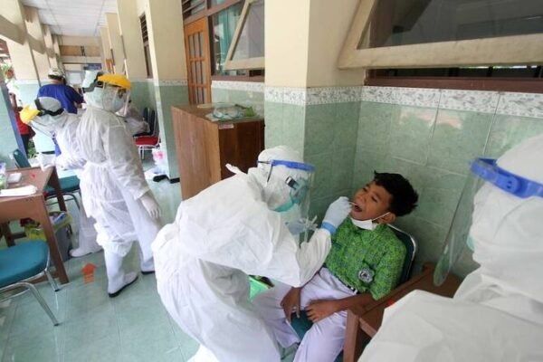 Kementerian Kesehatan Indonesia mengeluarkan peringatan terkait lonjakan kasus COVID-19 di Asia