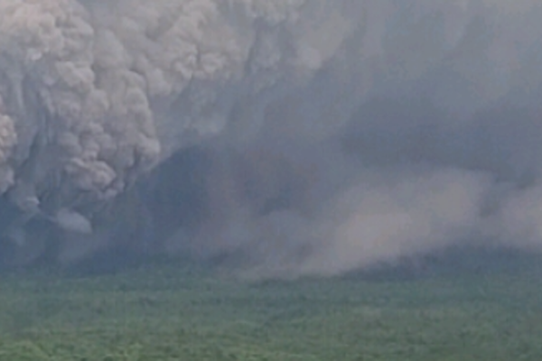 Letusan gunung berapi di Gunung Semeru, Indonesia, memuntahkan abu setinggi lebih dari 6.500 kaki ke langit, yang mengancam lalu lintas udara