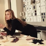 ‘Love Story’: Sarah Pidgeon Mengatakan Pakaian Carolyn Bessette Kennedy Menyebabkan “Psoriasis di Seluruh Tubuh”