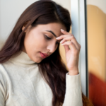 Menurut psikologi, alasan mengapa kebanyakan orang tidak pernah mengubah hidup mereka bukanlah karena rasa takut – melainkan karena mereka telah menganggap ketidakbahagiaan sebagai hal yang wajar dan memutuskan bahwa berusaha untuk mengubahnya tidak sepadan