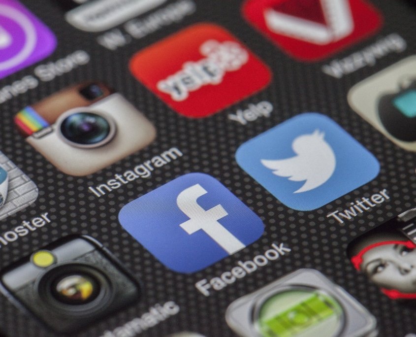 Meta membatasi akses media berita Indonesia terkait liputan serangan dengan cairan asam. Apakah ini bentuk represi terselubung terhadap media independen?