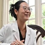 Pemain biola Dr. Jessica Yap berbagi kisah yang membuka wawasan tentang dunia oftalmologi